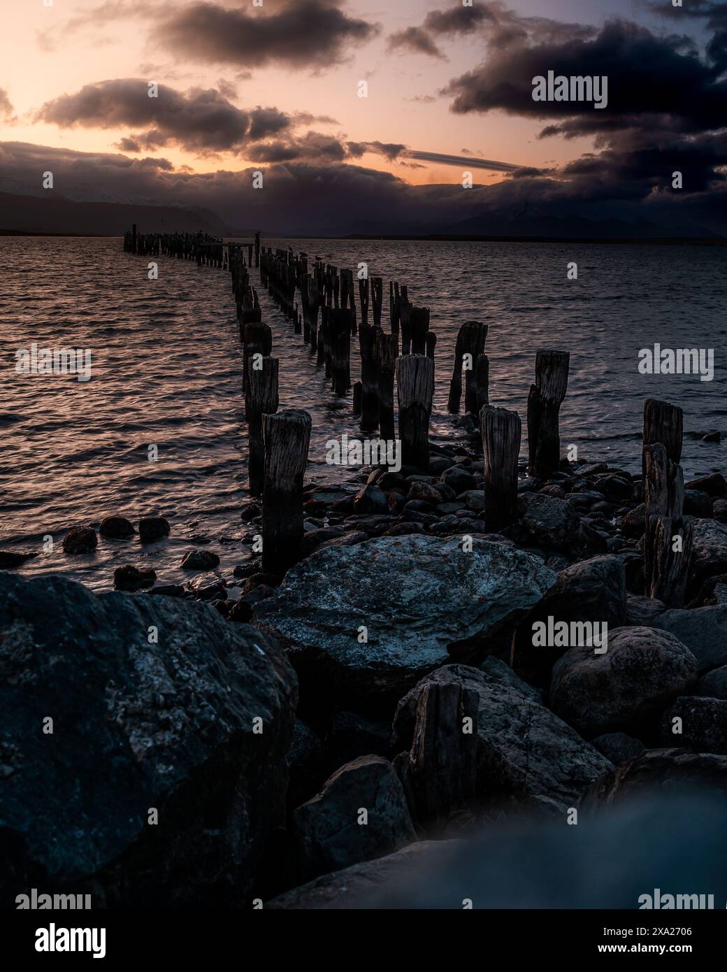 Ein Sonnenuntergang am Braun and Blanchard Dock in Puerto Natales, Patagonien, Chile, Magallanes Region Stockfoto