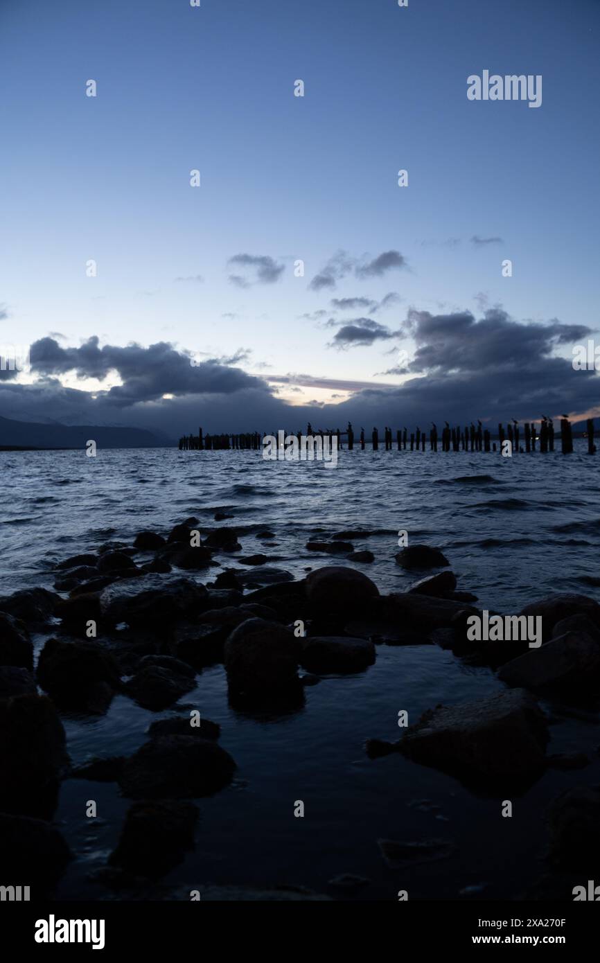 Ein Sonnenuntergang am Braun and Blanchard Dock in Puerto Natales, Patagonien, Chile, Magallanes Region Stockfoto