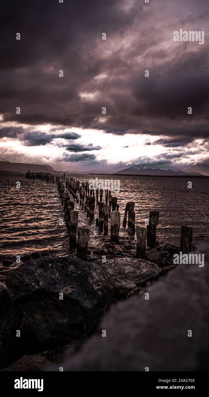 Ein Sonnenuntergang am Braun and Blanchard Dock in Puerto Natales, Patagonien, Chile, Magallanes Region Stockfoto