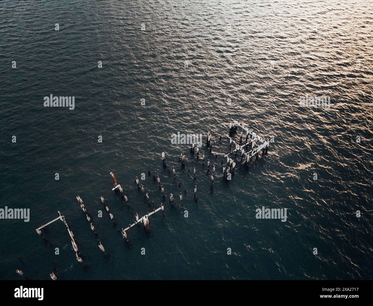 Ein Sonnenuntergang am Braun and Blanchard Dock in Puerto Natales, Patagonien, Chile, Magallanes Region Stockfoto