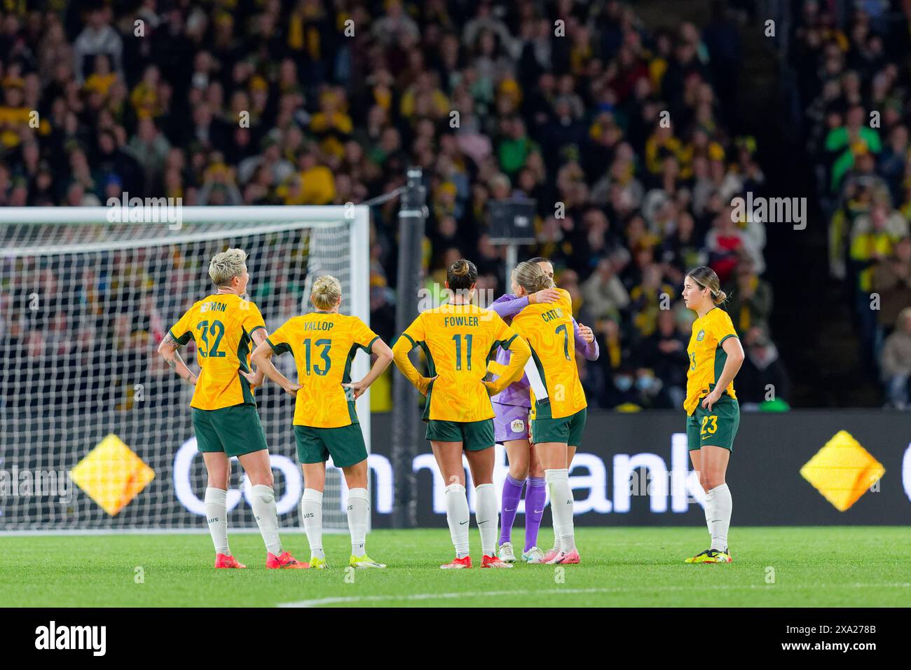 Sydney, Australien. Juni 2024. Die australische Torhüterin Lydia Williams wird am 3. Juni 2024 im Accor Stadium in Sydney von Steph Catley aus Australien umarmt. Credit: IOIO IMAGES/Alamy Live News Stockfoto