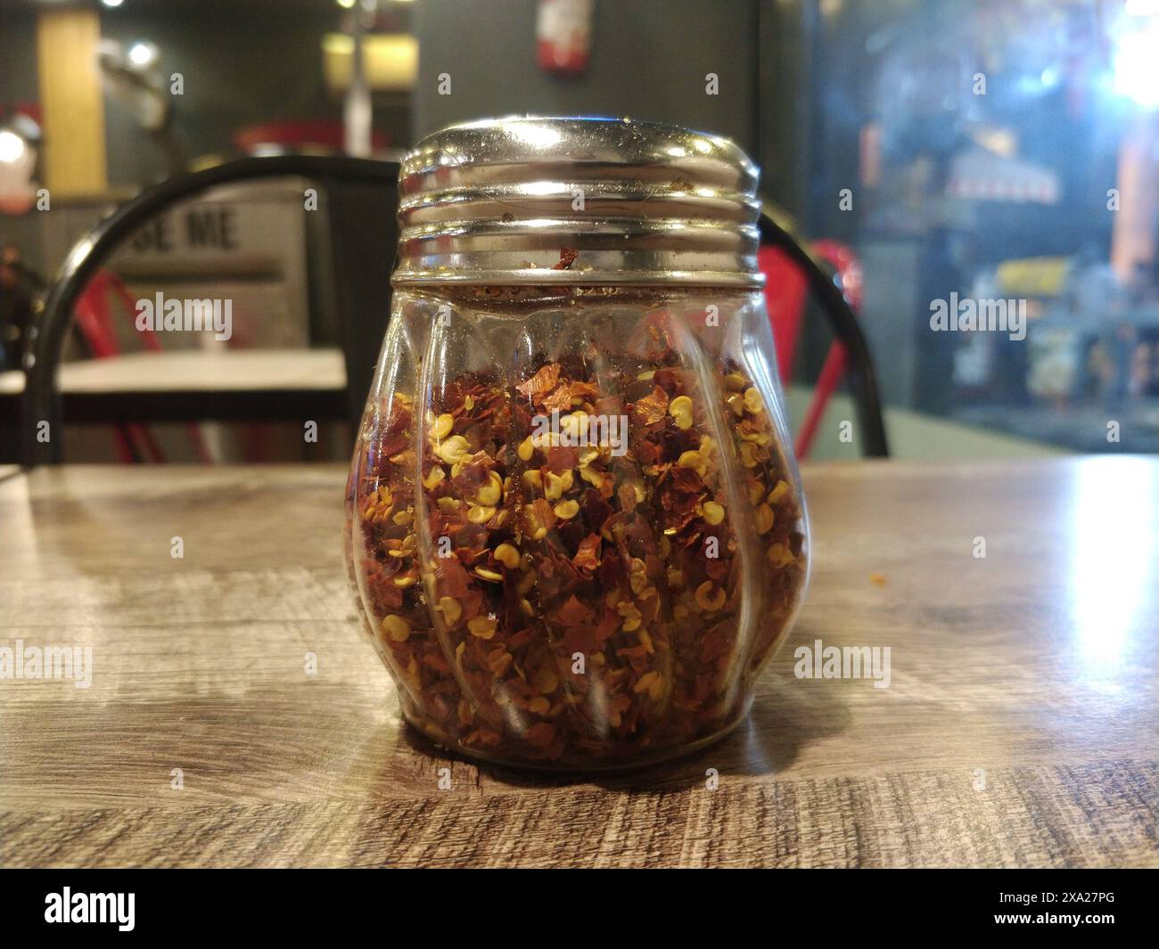 Eine Nahaufnahme von Oregano und Chiliflocken auf dem Tisch Stockfoto