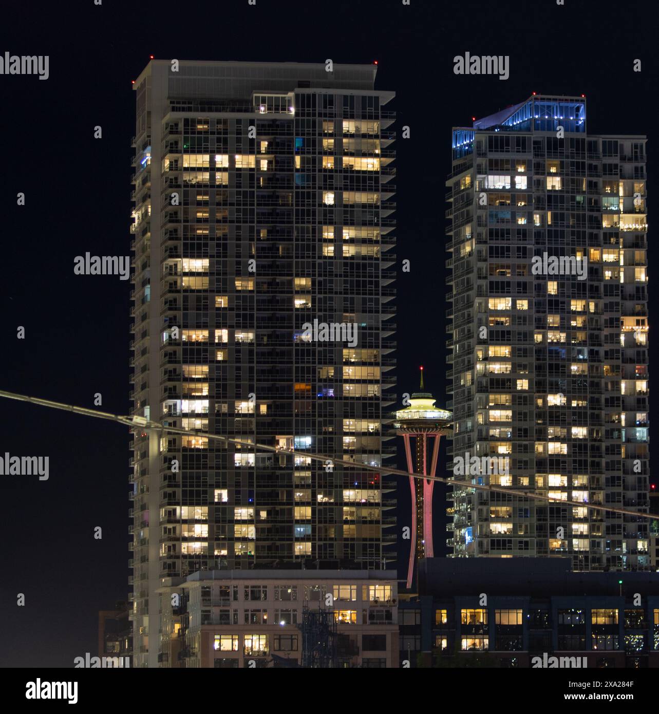 Die Seattle Space Needle, die nachts zwischen zwei Gebäuden durchschaut Stockfoto