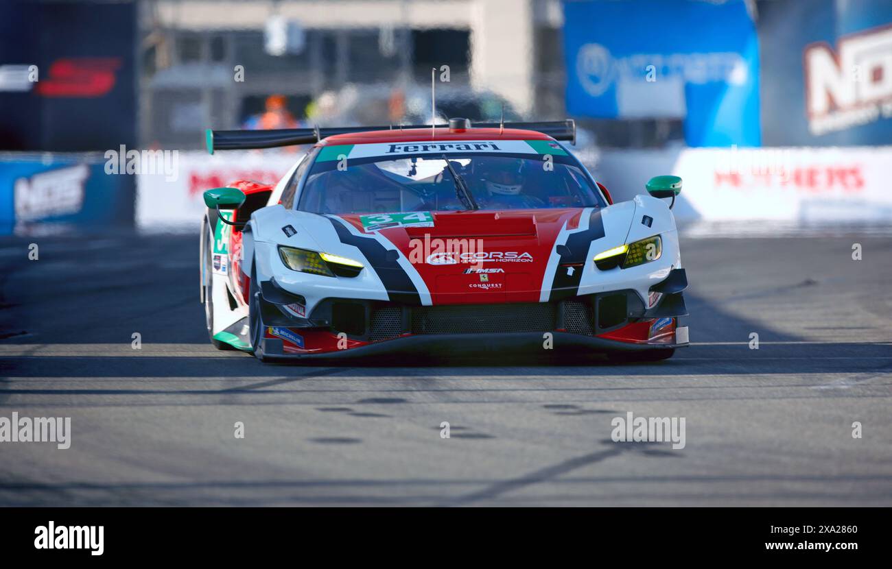 Ein ferrari-Rennwagen auf dem Gepäckträger, volle Sicht auf das Auto und den Fahrer Stockfoto