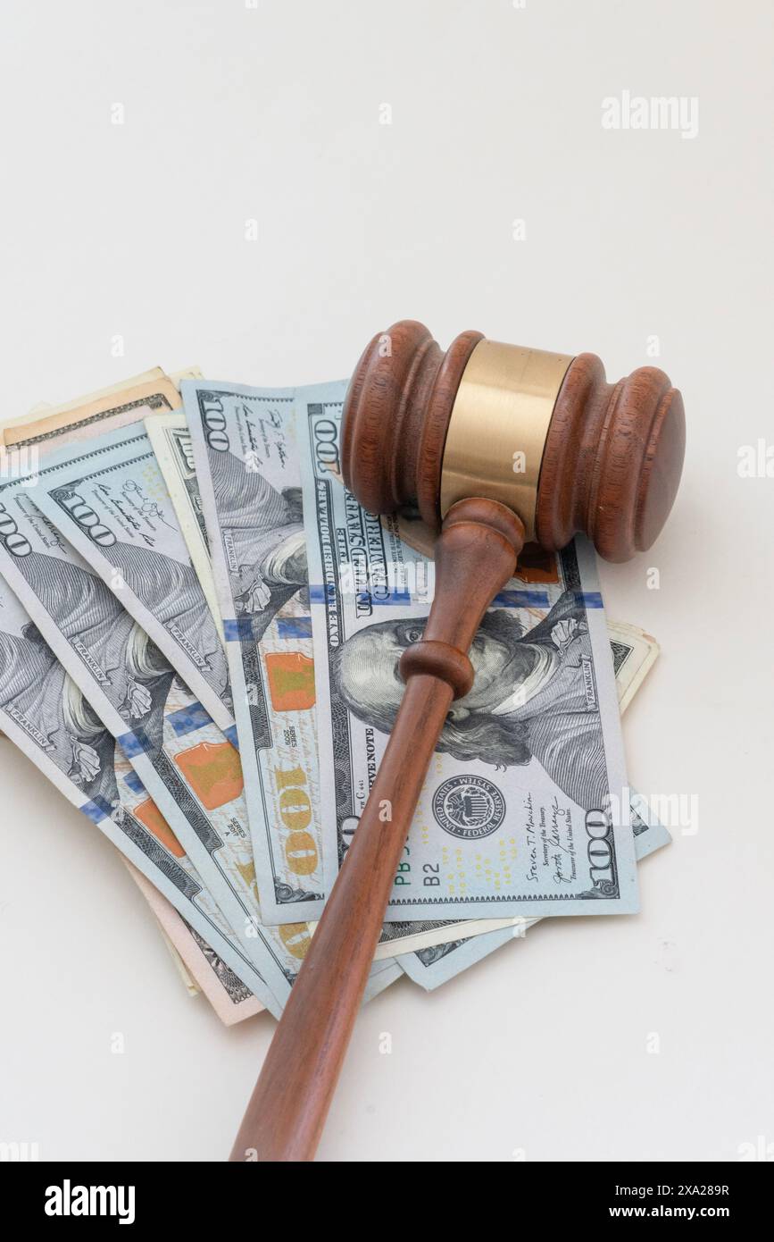 Richter hämmern mit Geld, um ein Urteil zu zeigen, das mit Bargeld bezahlt wurde Stockfoto