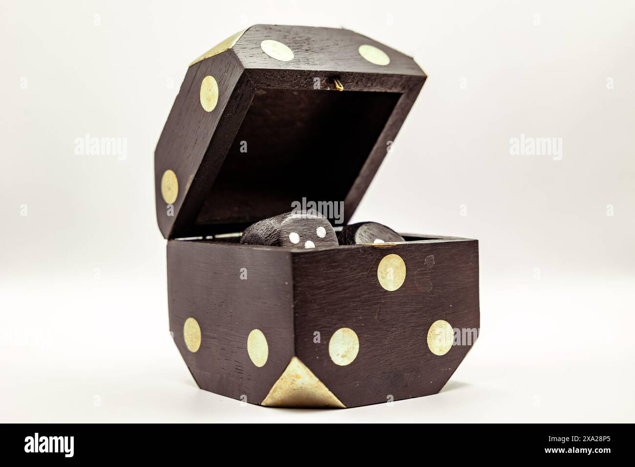 Ein zufälliges Haushaltsspielzeug auf weißem Hintergrund Stockfoto