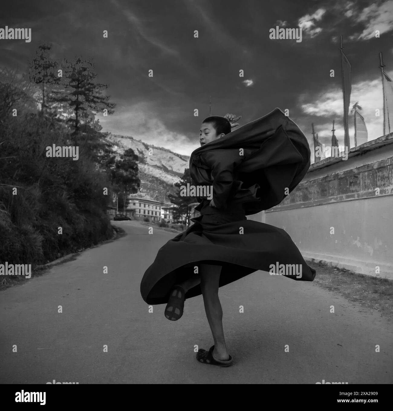 Die Mönche und traditionelle Maskentanzvorführungen von Mönchen Stockfoto