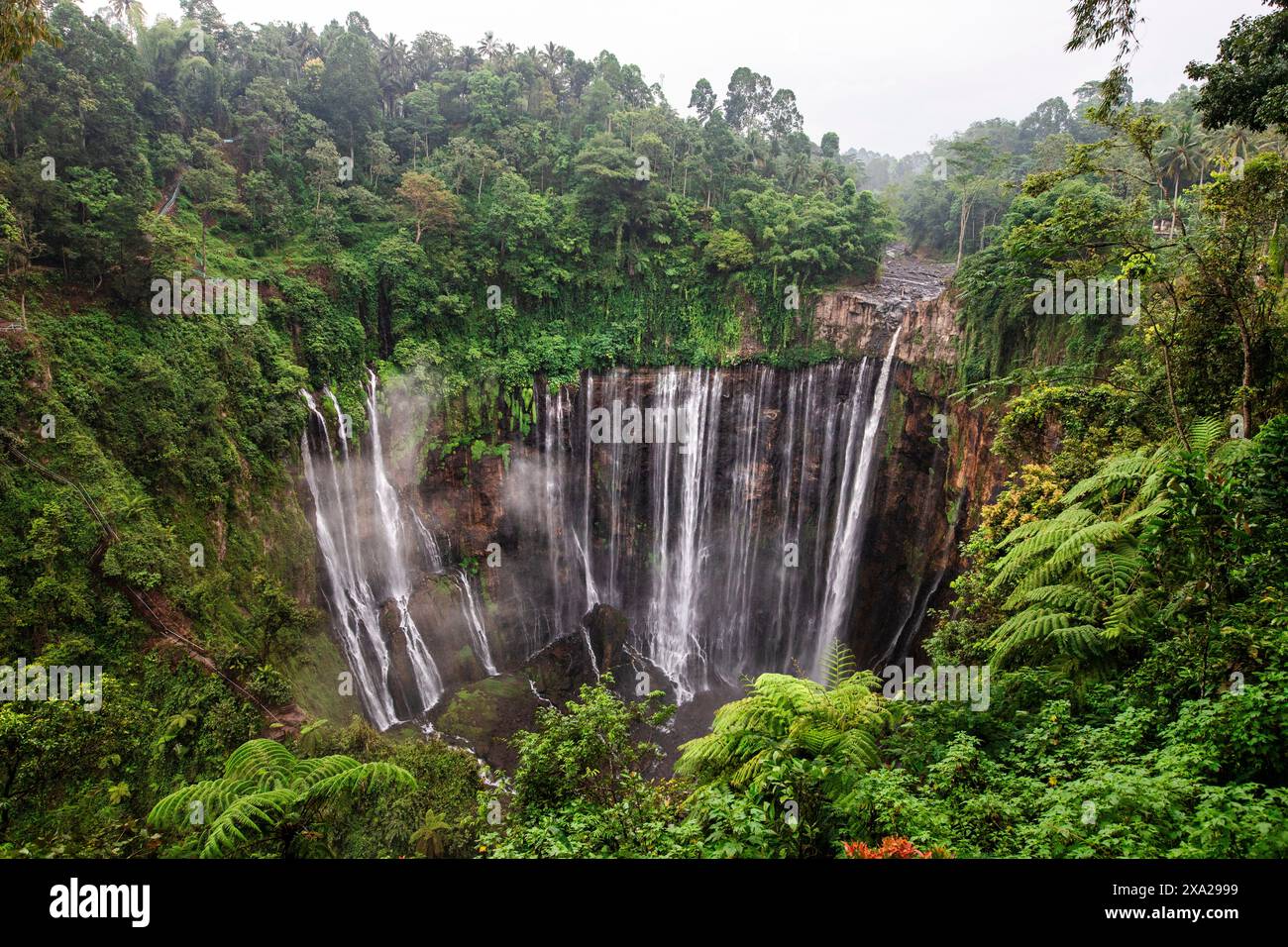 Ein malerischer Blick auf den Tumpak Sewu Wasserfall und Mount Semeru während des Sonnenaufgangs in Indonesien Stockfoto