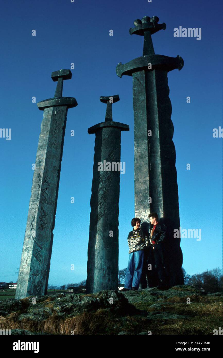 Paar, Schwerter in Rock Monument, 1993 aufgenommen, Hafrsfjord, Stavanger, Rogaland, Norwegen Stockfoto