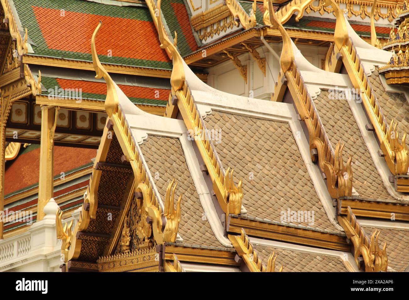 Traditionelle thailändische Architektur in der belebten Stadt Bangkok Stockfoto