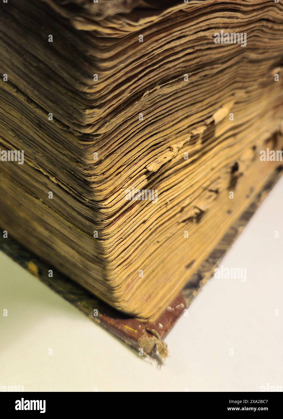 Eine vertikale Nahaufnahme alter Buchseiten Stockfoto