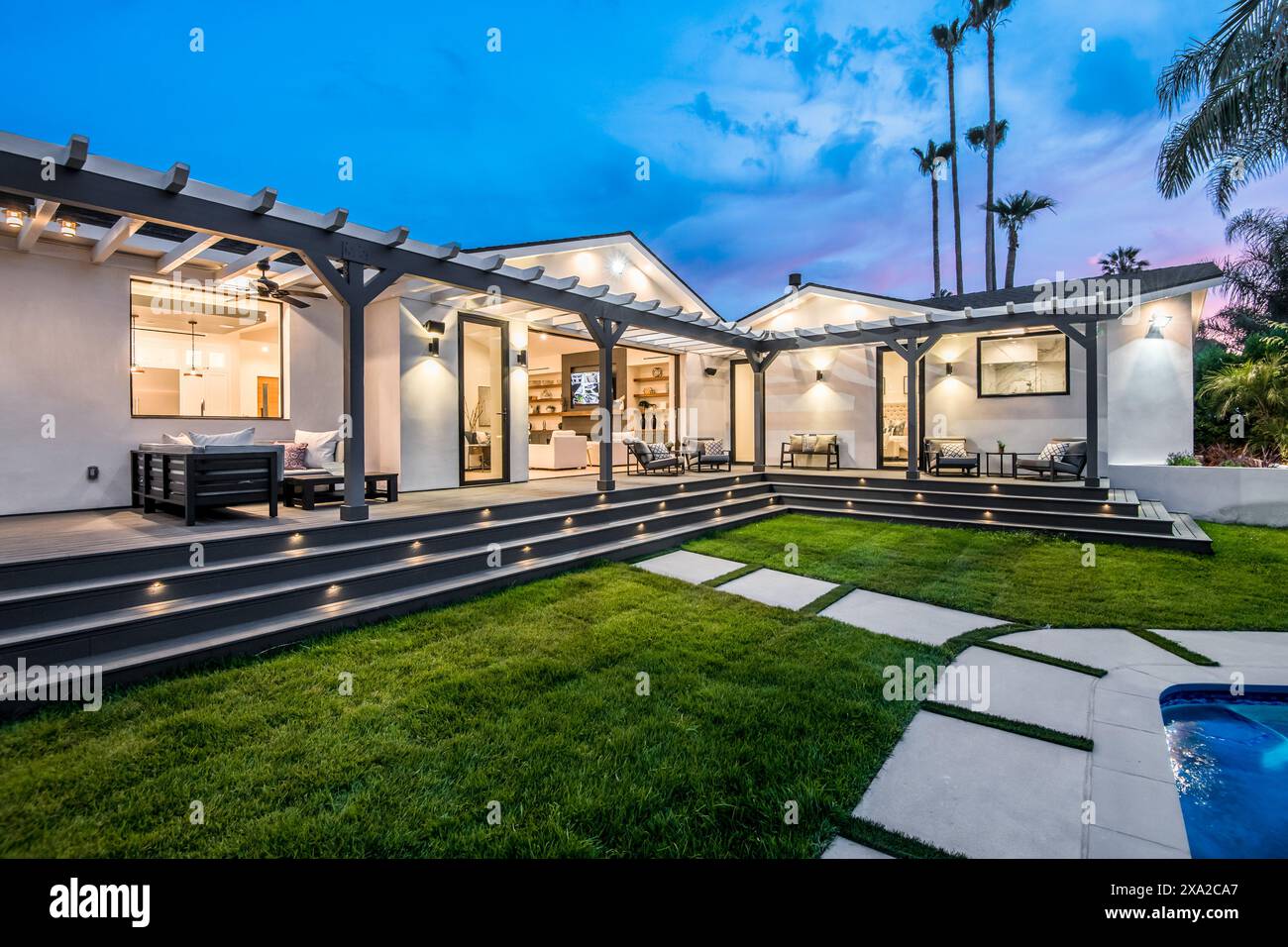 Ein Sitzbereich im Freien in einem modernen Neubau-Haus in Los Angeles Stockfoto