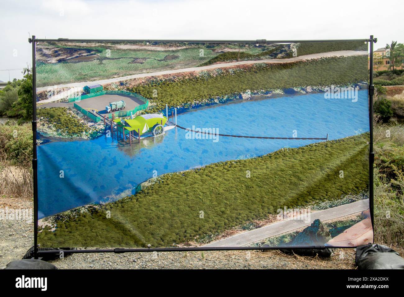 Schaubild eines schwimmenden Müllabfangers im Hafen von Newport Beach, CA. Stockfoto