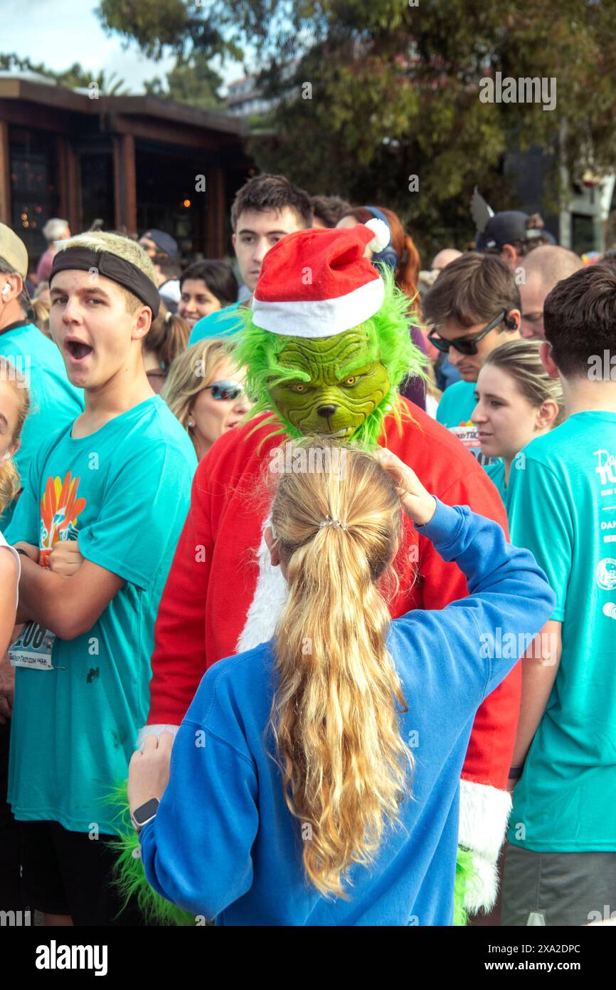 Ein Weihnachtsgrinch unterhält sich mit einem Wollwischer bei einem Thanksgiving Day Kostümwettbewerb in Dana Point, CA. Stockfoto