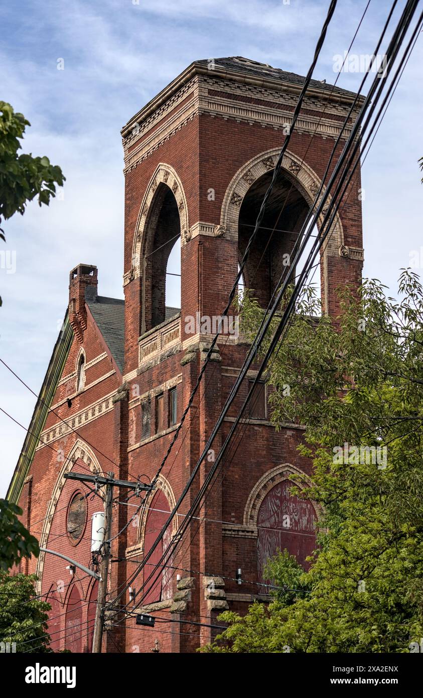 Alte stillgelegte Kirche in Grove Street Jersey City (Avenue rote Backsteingebäude historische verlassene Ruinen) New Jersey nj wunderschöne prächtige Details aus der Vorkriegszeit Stockfoto