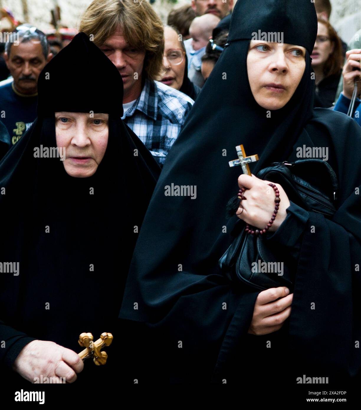 Karfreitags-Prozession in der Via Dolorosa in der Altstadt von Jerusalem. Stockfoto