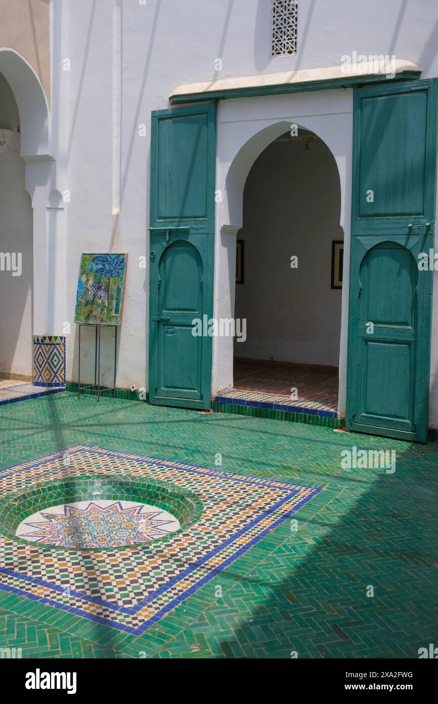 Marokko: Ein Innenhof im Marrakesch Museum (Musee de Marrakesch), Medina von Marrakesch, Marrakesch. Das Museum befindet sich im dar Mnebhi Palace, der Anfang des 20. Jahrhunderts erbaut wurde. Es beherbergt historische Kunst und zeitgenössische Kunst aus ganz Marokko. Stockfoto