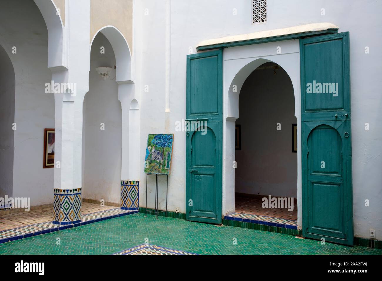 Marokko: Ein Innenhof im Marrakesch Museum (Musee de Marrakesch), Medina von Marrakesch, Marrakesch. Das Museum befindet sich im dar Mnebhi Palace, der Anfang des 20. Jahrhunderts erbaut wurde. Es beherbergt historische Kunst und zeitgenössische Kunst aus ganz Marokko. Stockfoto