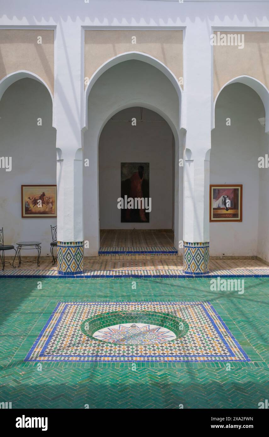 Marokko: Ein Innenhof im Marrakesch Museum (Musee de Marrakesch), Medina von Marrakesch, Marrakesch. Das Museum befindet sich im dar Mnebhi Palace, der Anfang des 20. Jahrhunderts erbaut wurde. Es beherbergt historische Kunst und zeitgenössische Kunst aus ganz Marokko. Stockfoto