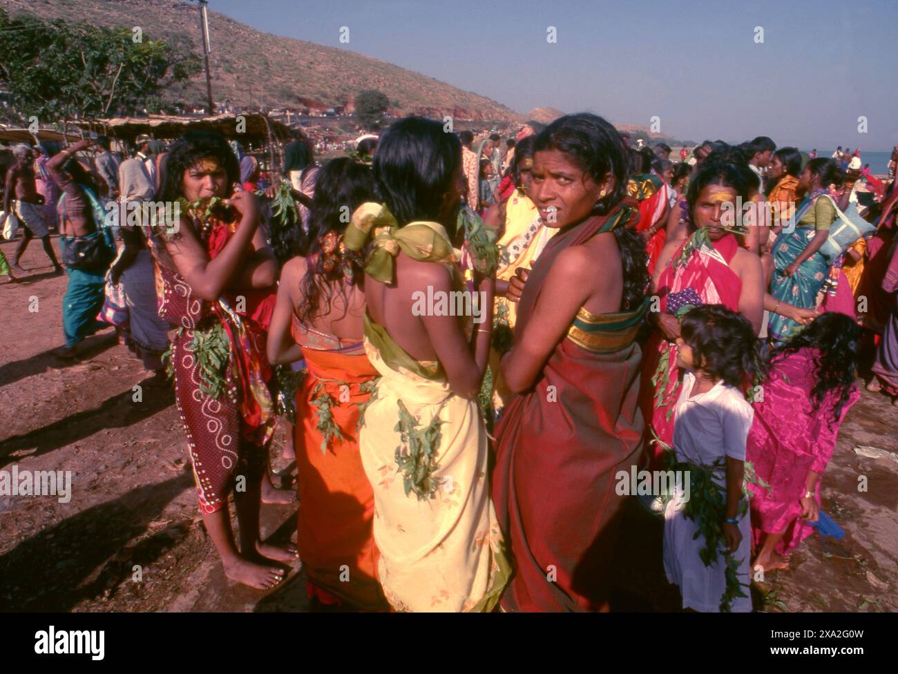 Indien: Anhänger der Göttin Yellamma, Poornima Festival in der Nähe des Yellamma-Tempels, Saundatti, Karnataka (1994). Jedes Jahr im Hindumonat Magh (Januar bis Februar) versammeln sich mehr als eine halbe Million Menschen um den winzigen Tempel der Göttin Yellamma in Saundatti. Yellamma ist der Schutzpatron der devadasi oder Frauen, die dem Dienst an einer Gottheit oder einem Tempel gewidmet sind. Stockfoto