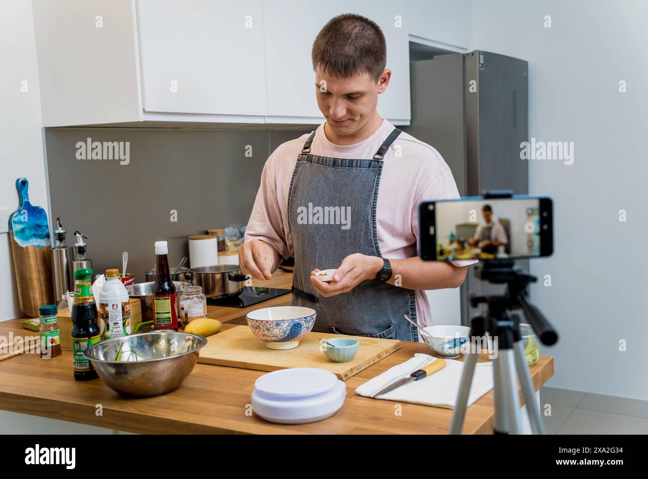 Der Koch sendet live aus dem Workshop, wie man vegetarische Speisen zubereitet Stockfoto