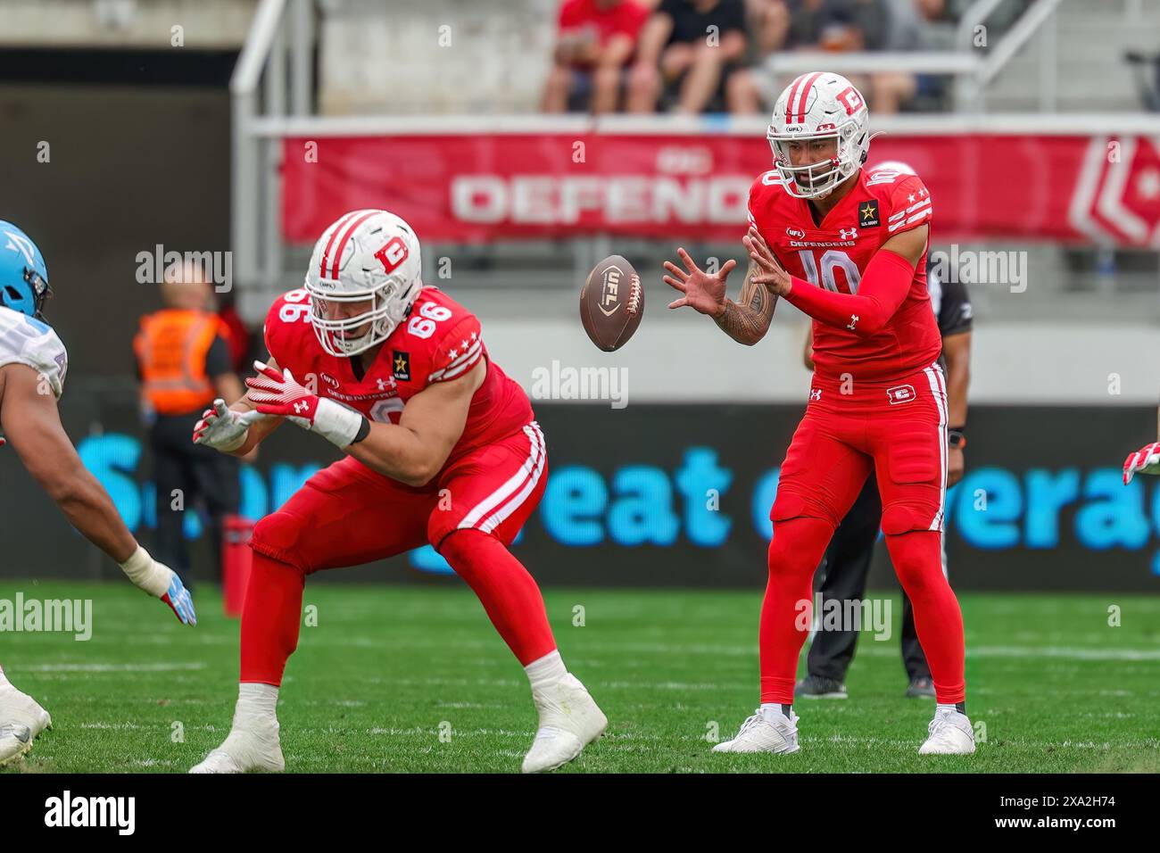 Washington, District of Columbia, USA. Juni 2024. D. Der C-Verteidiger-Quarterback JORDAN TA'AMU (10) erhält den Snap, während Tackel JOHN YARBROUGH (66) und Tackel YASIR DURANT (70) während des UFL-Spiels in Woche 10 zwischen den Arlington Renegades und D. blockieren C-Verteidiger im Audi Stadium in Washington, DC (Credit Image: © Israel Anta via ZUMA Press Wire) NUR REDAKTIONELLE VERWENDUNG! Nicht für kommerzielle ZWECKE! Stockfoto