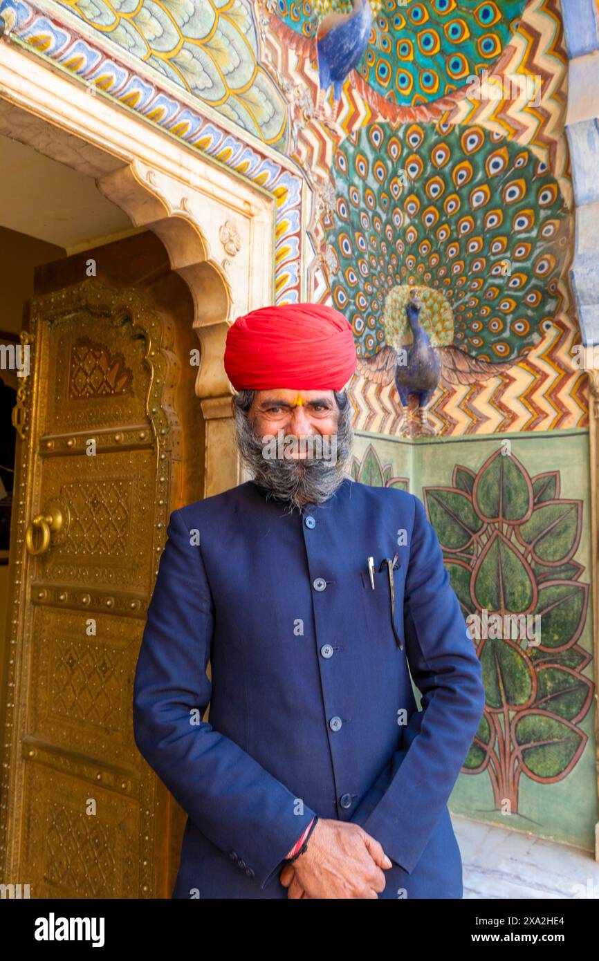 Der Portier vor dem Pfauentor, Stadtpalast, Jaipur, Rajasthan, Indien, Südasien. Stockfoto