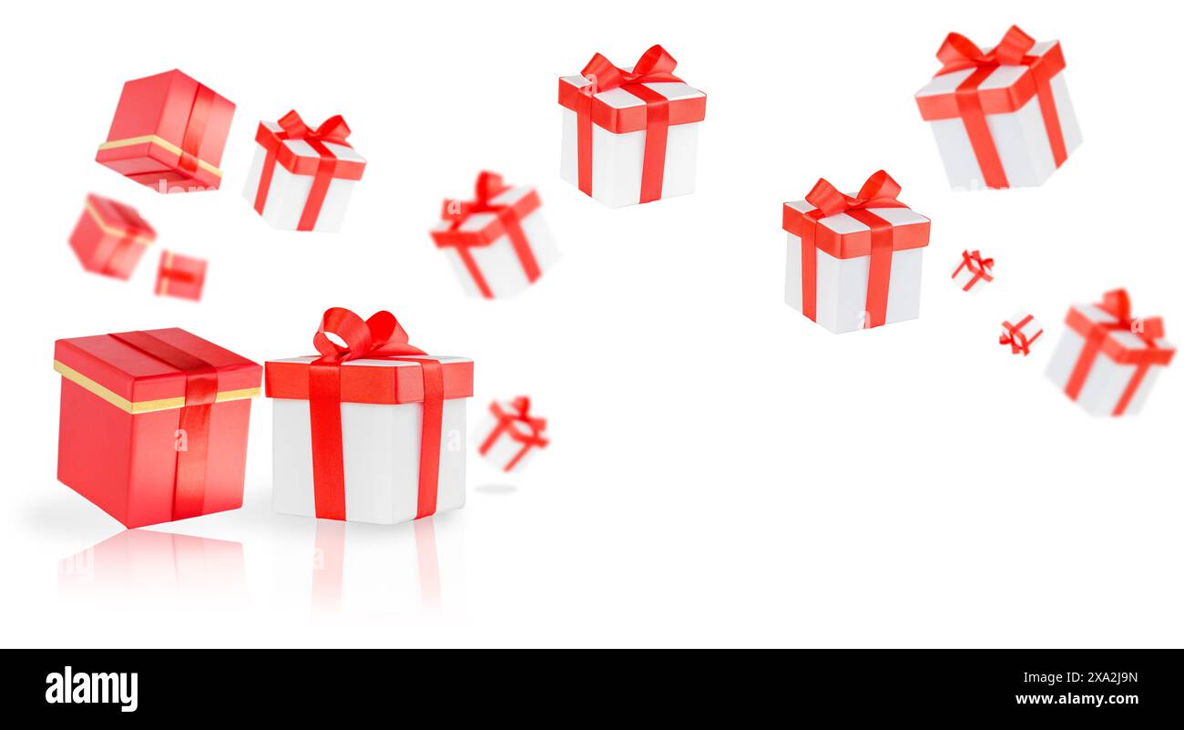 Weiße Geschenkboxen mit rotem Band und Schleifen isoliert auf weißem Hintergrund. Geschenkboxen fliegen und fallen. Stockfoto