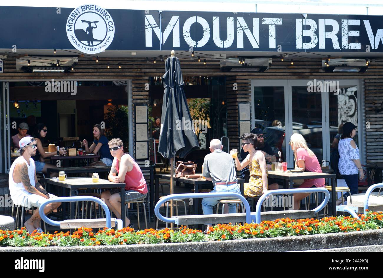 Das lebhafte Brew Co. Bar & Restaurant an der Maunganui Road, Mount Maunganui, Neuseeland. Stockfoto