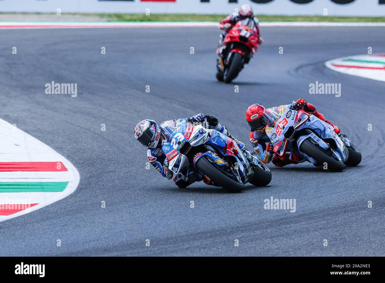 Scarperia, Italien. Juni 2024. (L-R) Enea Bastianini aus Italien und Ducati Lenovo Team und Marc Marquez aus Spanien und Gresini Racing MotoGP im Einsatz beim MotoGP GP7 Gran Premio d'Italia Brembo - Rennen auf dem Mugello Circuit. (Foto: Fabrizio Carabelli/SOPA Images/SIPA USA) Credit: SIPA USA/Alamy Live News Stockfoto