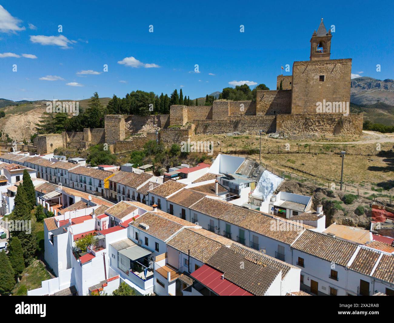 Aus der Vogelperspektive einer mittelalterlichen Festung mit benachbarten Häusern mit weißen Mauern an einem sonnigen Tag, Alcazaba, Antequera, Malaga, Andalusien, Spanien Stockfoto