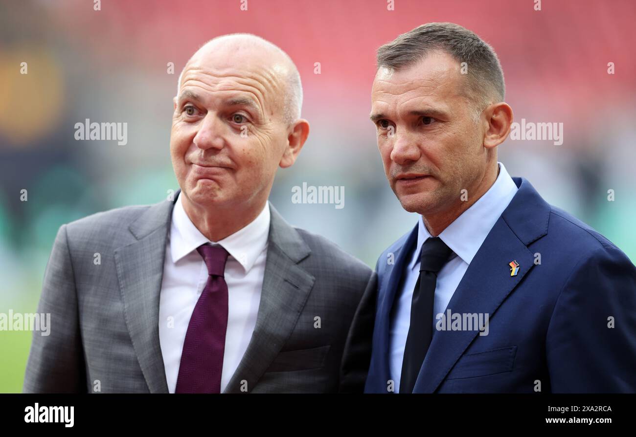 NÜRNBERG, DEUTSCHLAND - 03. JUNI: Andriy Schewtschenko, ukrainischer Fußballverband mit Bernd Neuendorf, Präsident des Deutschen Fußballverbandes DFB, vor dem internationalen Freundschaftsspiel zwischen Deutschland und der Ukraine im Max-Morlock-Stadion am 03. Juni 2024 in Nürnberg. © diebilderwelt / Alamy Stock Stockfoto