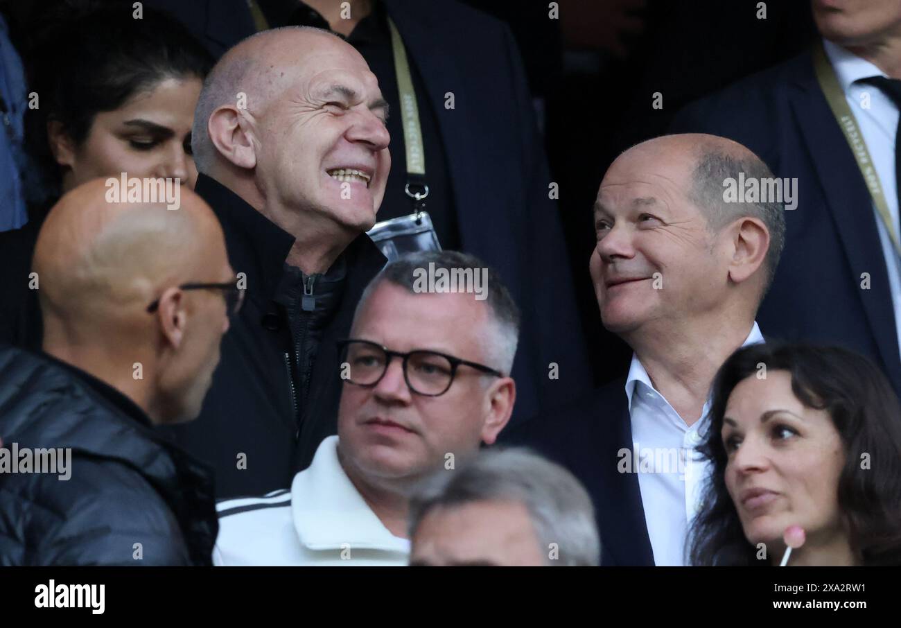 NÜRNBERG, DEUTSCHLAND - 3. JUNI: OLAF Scholz, Bundeskanzler mit Bernd Neuendorf, Präsident des DFB Prior beim internationalen Freundschaftsspiel zwischen Deutschland und der Ukraine am 3. Juni 2024 im Max-Morlock-Stadion in Nürnberg. © diebilderwelt / Alamy Stock Stockfoto