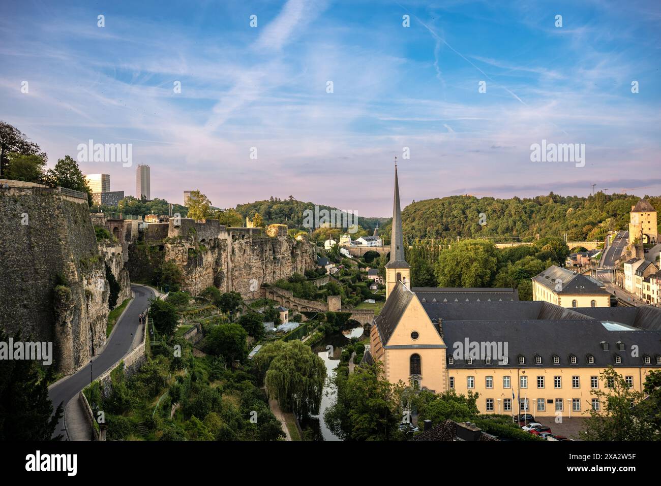 Malerischer Blick von Chemin de la Corniche zu Bock Casemates und Neumünster Abtei - Luxemburg Stockfoto