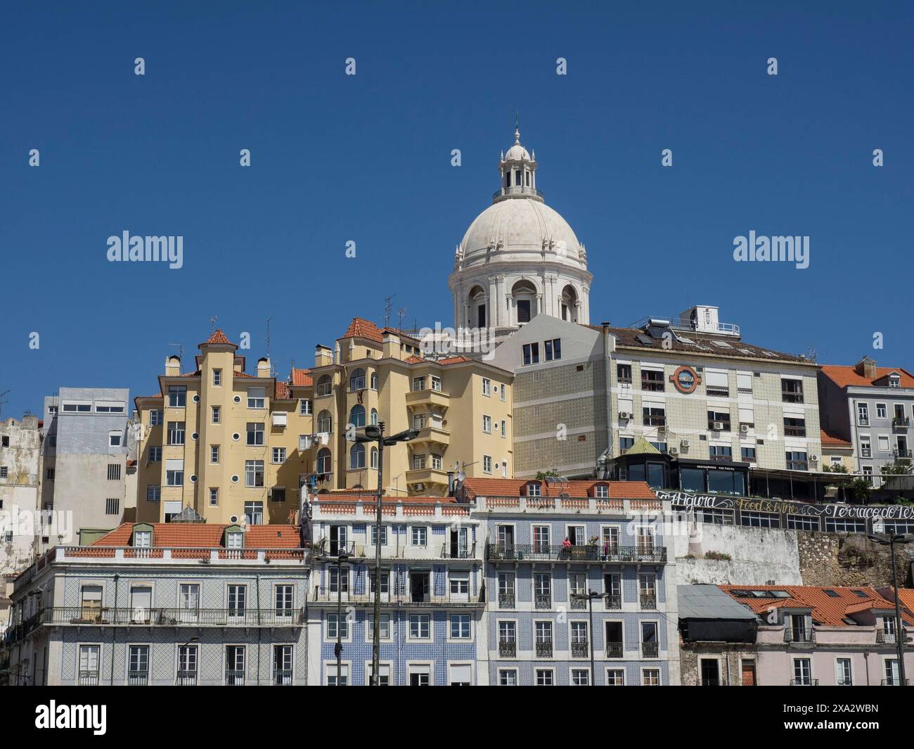 Eine Gruppe von Häusern im historischen Zentrum mit einer dominanten Kuppel auf einem Haus, Lissabon, Portugal Stockfoto