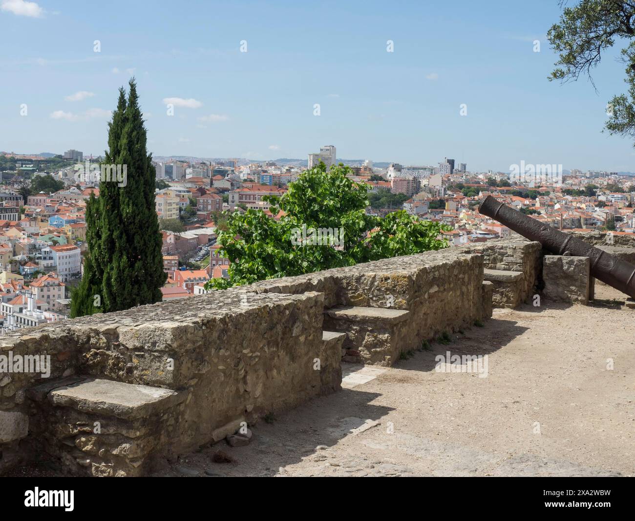 Aussichtspunkt mit historischer Mauer und Blick über die Stadt, Lissabon, Portugal Stockfoto