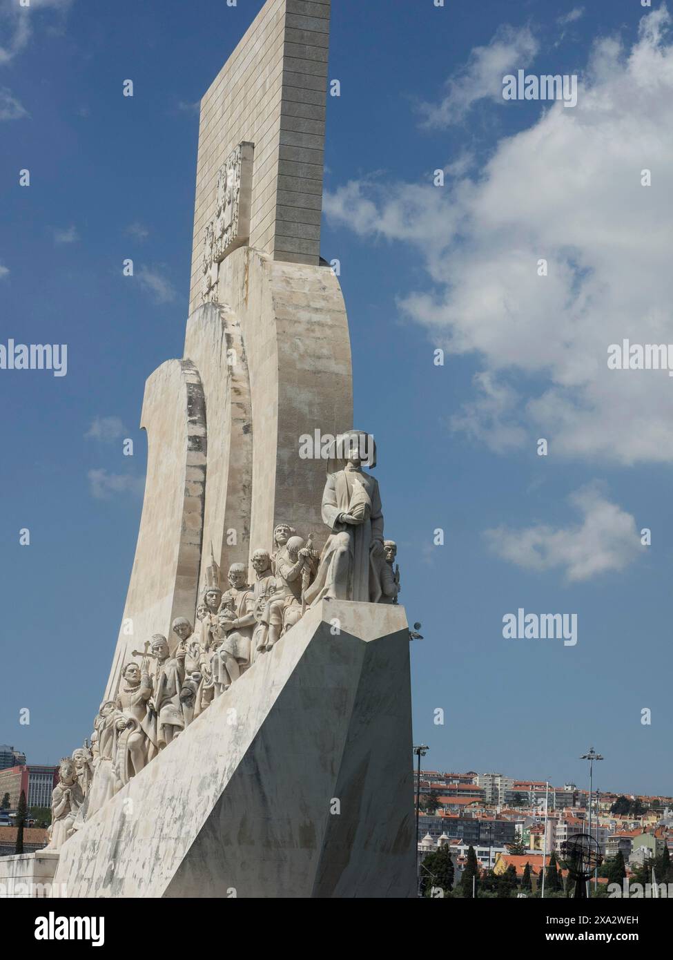 Großes Denkmal mit vielen Figuren, die auf eine Figur blicken, blauer Himmel, Lissabon, Portugal Stockfoto