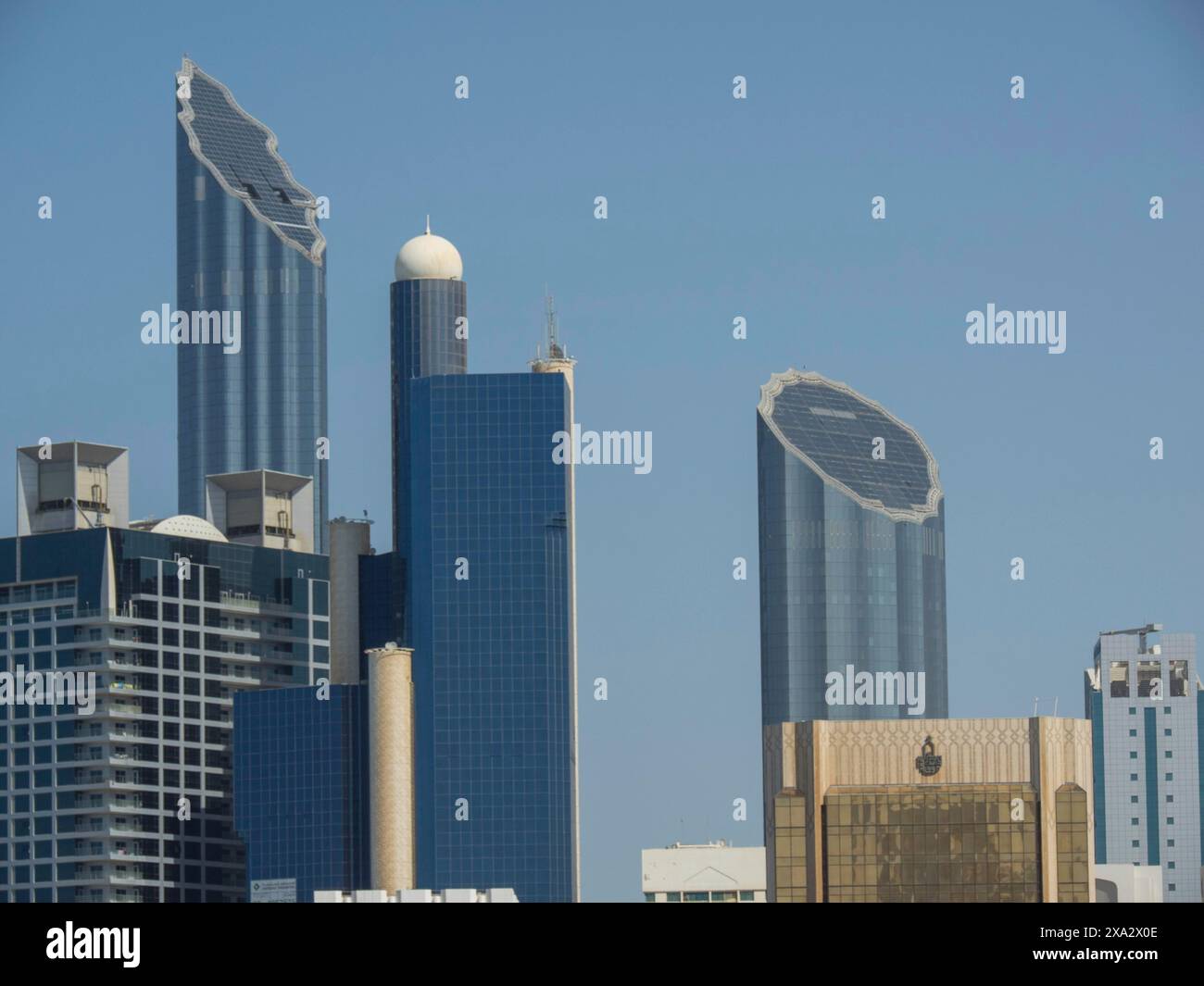 Moderne Wolkenkratzer mit einzigartigem Design und klarem blauem Himmel im Hintergrund, Abu Dhabi, Vereinigte Arabische Emirate Stockfoto