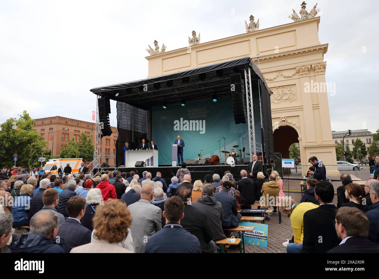 Friedrich Merz CDU Bundesvorsitzender spricht während einer Wahlkampfveranstaltung der CDU zur Europawahl am Brandenburger Tor in Potsdam, 3. Juni 2024. Die Wahl findet am 9. Juni statt. Europawahl Wahlkampf CDU *** Friedrich Merz CDU-Bundesvorsitzender spricht während einer CDU-Wahlkampagne zur Europawahl am Brandenburger Tor in Potsdam, 3. Juni 2024 die Wahl findet am 9. Juni der Europawahl CDU statt Stockfoto