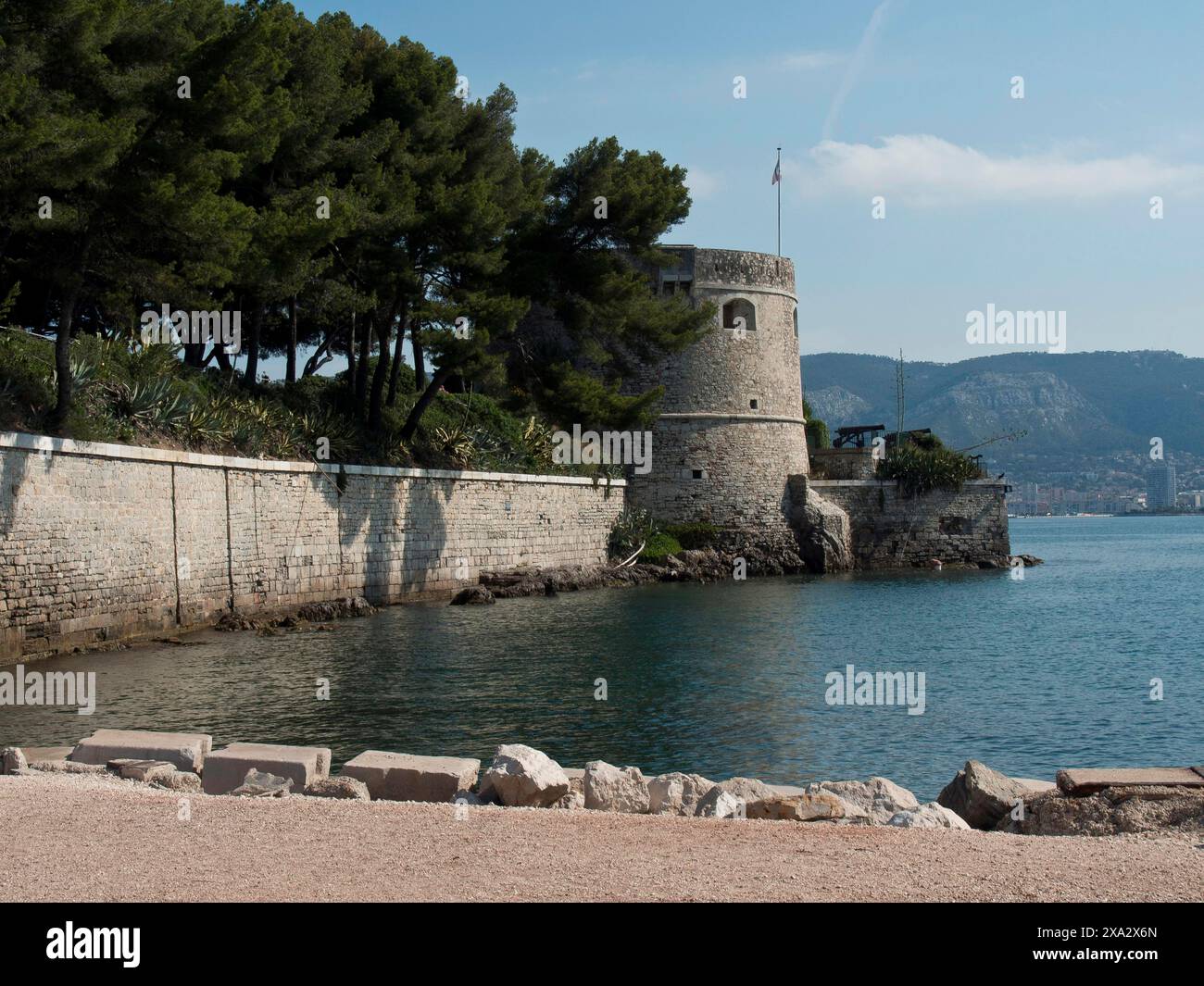 Historische Festung und Steinmauer an der Küste, umgeben von blauem Wasser und bewaldeten Hügeln, La seyne sur Mer, frankreich Stockfoto