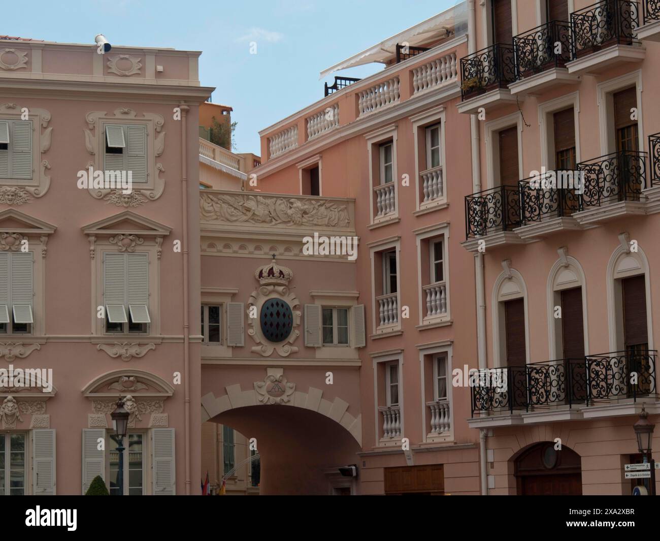 Rosafarbenes Gebäude mit Ornamenten und Balkonen in einer städtischen Umgebung, Monte Carlo, Monaco Stockfoto