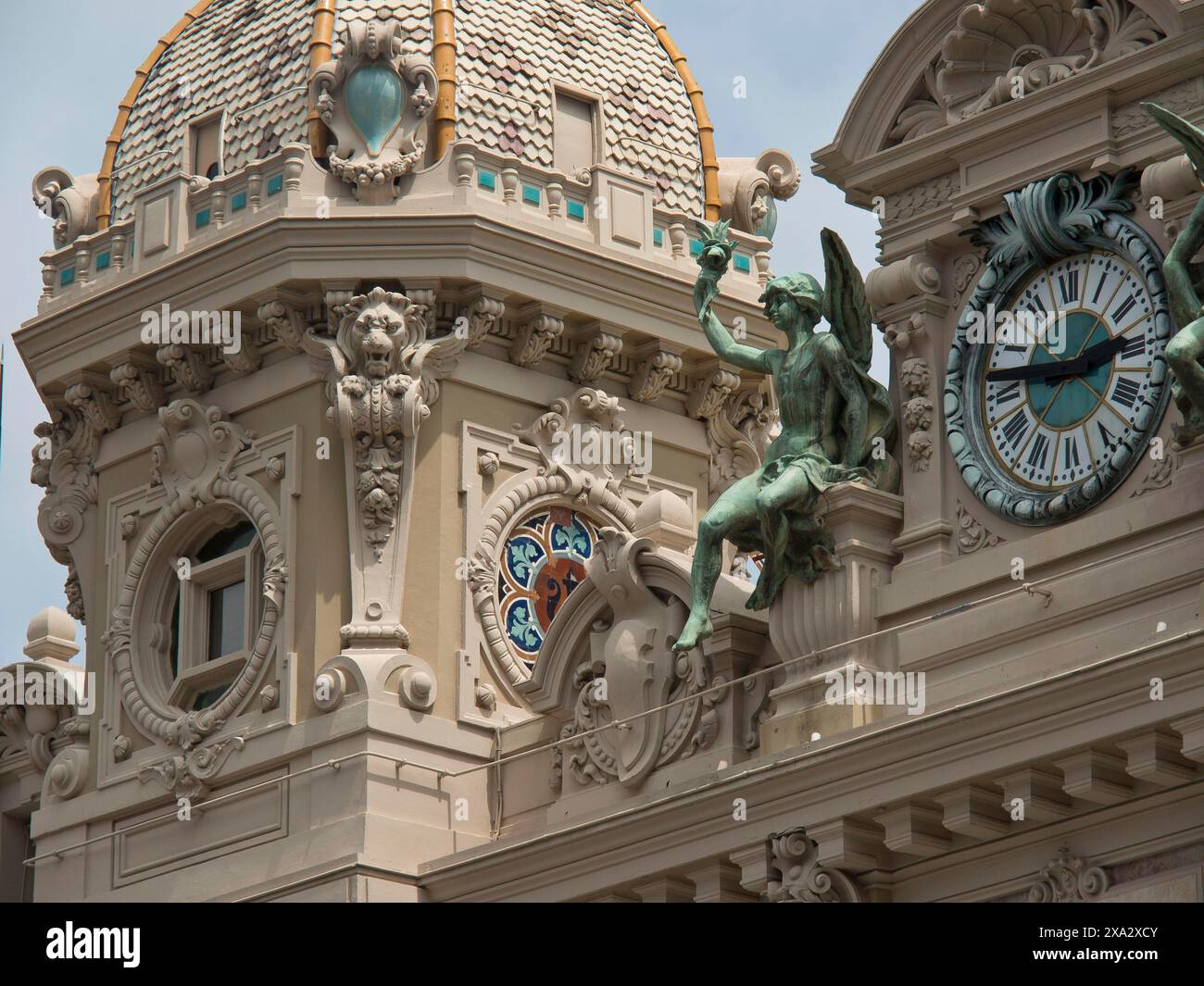 Nahaufnahme eines Gebäudes mit dekorativen Elementen, Uhr und Kuppel, Monte Carlo, Monaco Stockfoto