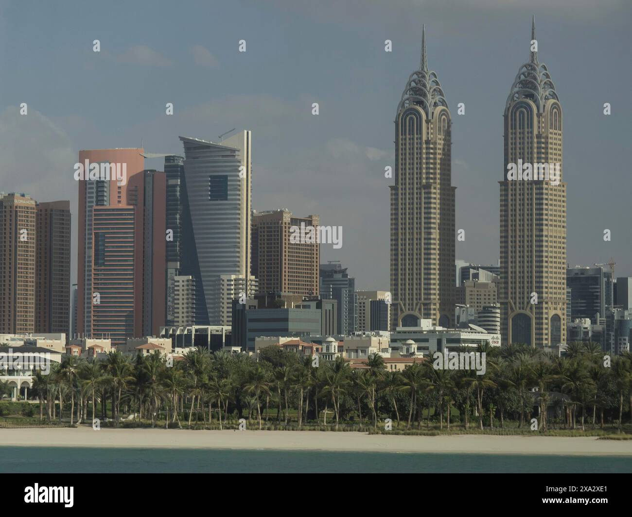 Stadt mit modernen Wolkenkratzern und tropischer Vegetation entlang der Küste, Dubai, Arabische Emirate Stockfoto