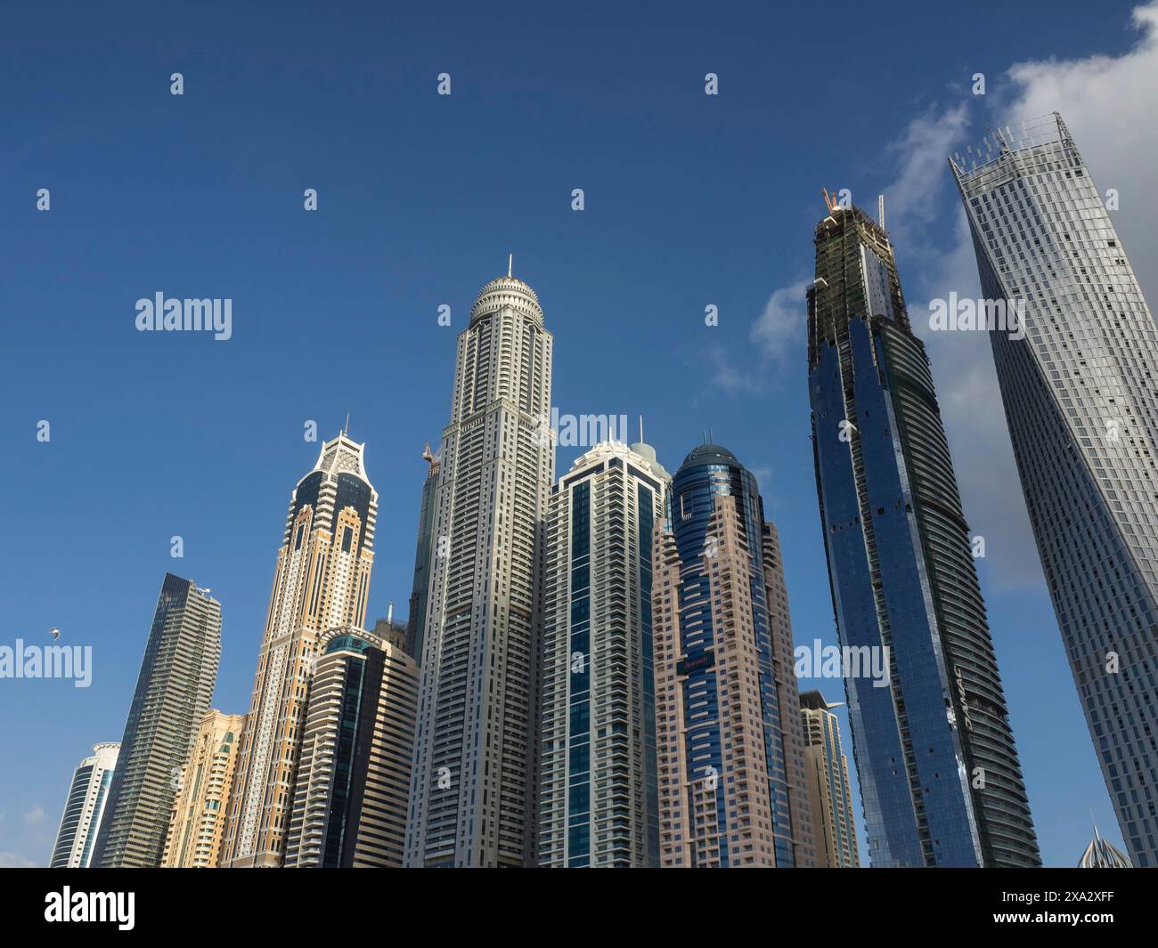 Gruppe imposanter Wolkenkratzer vor einem klaren blauen Himmel, Dubai, Arabische Emirate Stockfoto