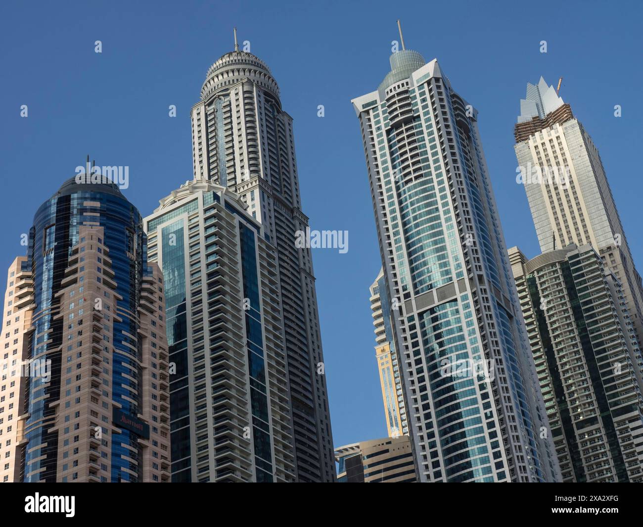 Gruppe moderner Wolkenkratzer vor einem klaren blauen Himmel, Dubai, Arabische Emirate Stockfoto