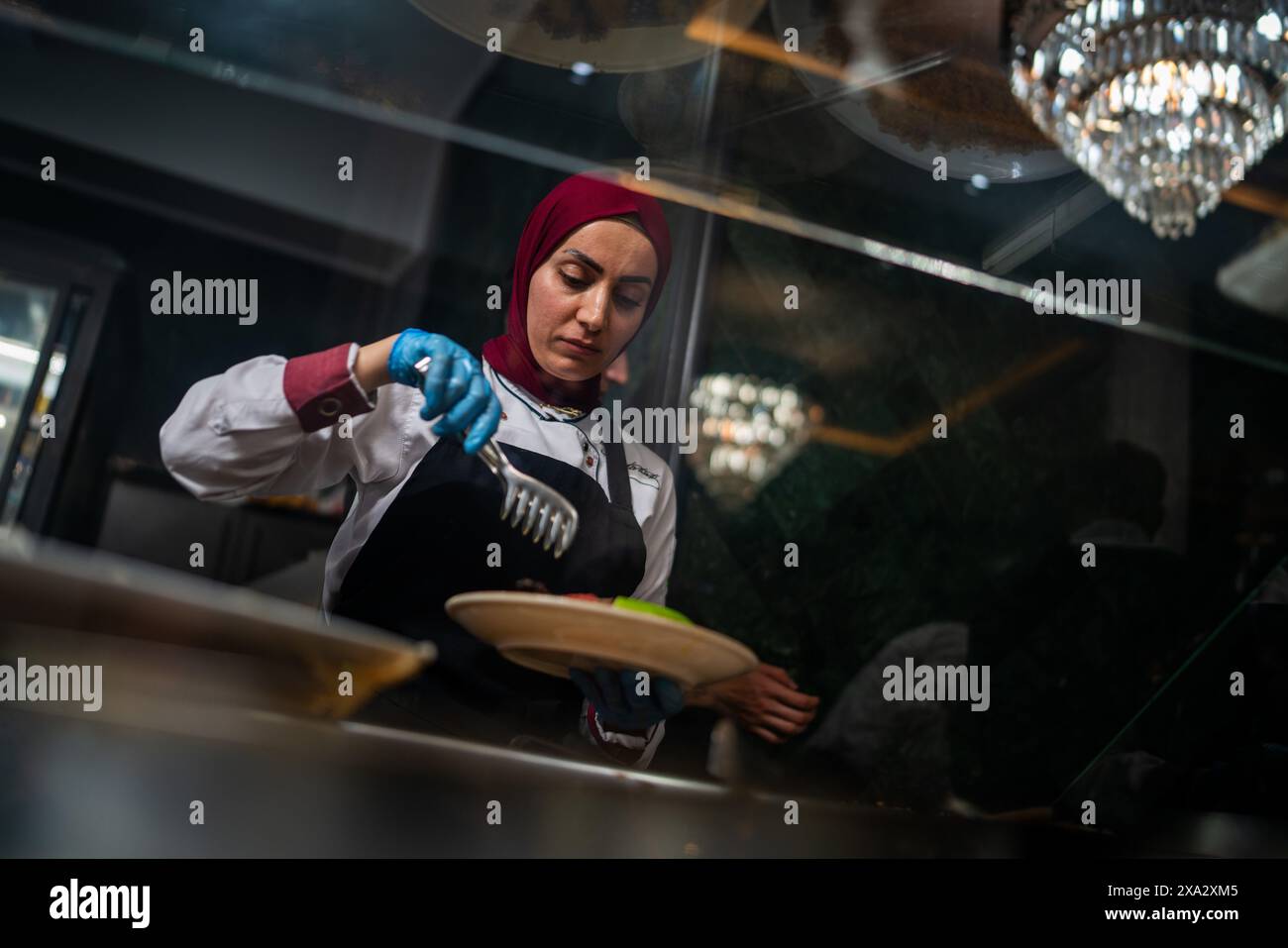 31. Mai 2024, Afyonkarahisar, Türkei: Eine Frau bereitet das Essen der weltberühmten Stadt zum Servieren zu. Afyonkarahisar, eine Stadt in der Türkei, zieht mit ihren archäologischen Ruinen, die die Kultur und Kunst des Phrygischen Königreichs und anderer tausendjähriger Zivilisationen widerspiegeln, der berühmten Phrygischen Straße, den über Millionen Jahre entstandenen Höhlen und den ersten Wohngebäuden in der Geschichte der Menschheit Aufmerksamkeit auf sich. Thermaltourismus mit der einzigen Mitgliedschaft des Europäischen Historic Thermal Towns Association (EHTTA) im Land und dem von der UNESCO eingetragenen Titel Gastronomy City. (Kreditbild: © Tunahan Turhan/SOPA Stockfoto