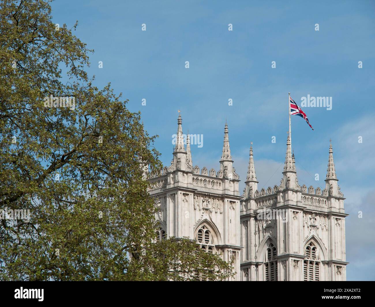 Turm eines historischen Gebäudes mit schwingender britischer Flagge, London, England, Großbritannien Stockfoto