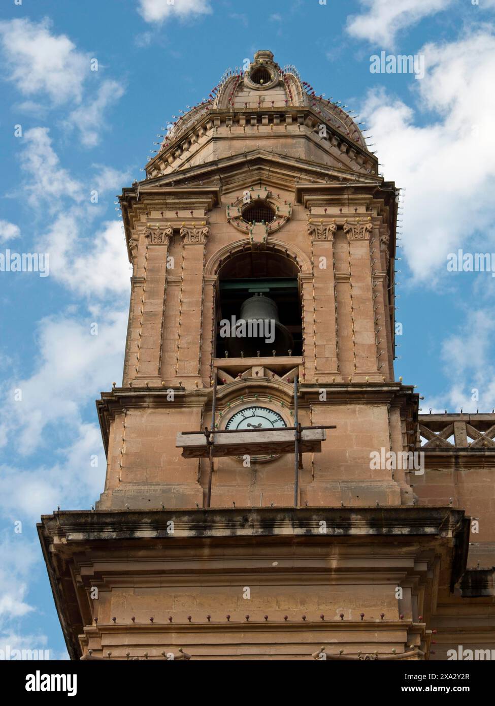 Hoher Kirchturm mit großer Glocke und Uhr vor blauem Himmel, Valetta, Malta Stockfoto