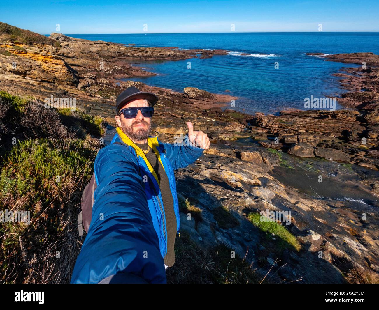 Selfie eines Mannes in einer wunderschönen Bucht auf dem Berg Jaizkibel neben San Sebastian, Gipuzkoa, Baskenland Stockfoto