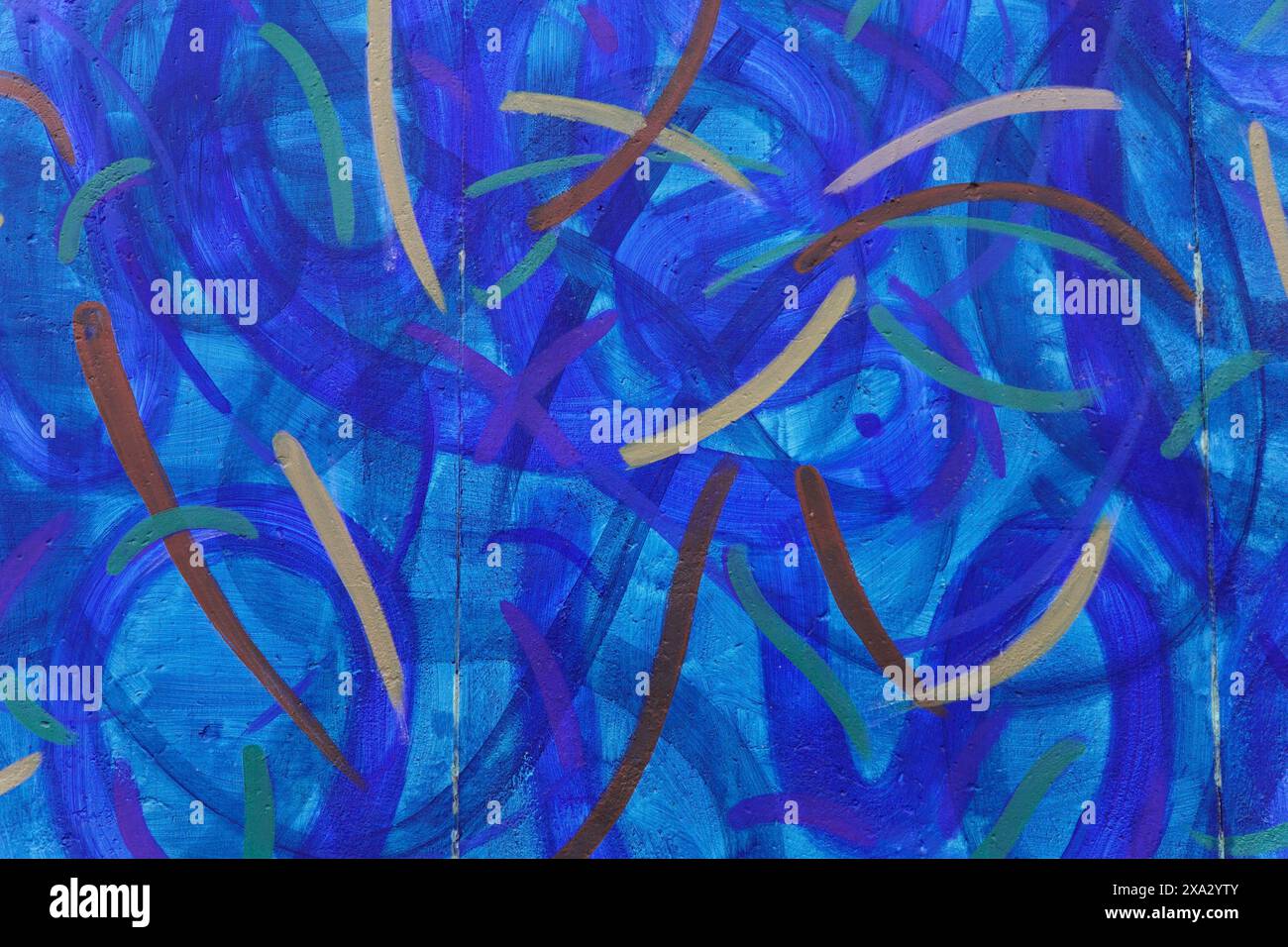 Graffiti an der Berliner Mauer in der East Side Gallery, Berlin, Deutschland, Europa, abstrakte Kunstwerke mit blauen Wellenformen und farbigen Linien, die ein vermitteln Stockfoto